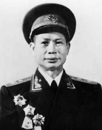 邓逸凡 这位开国将军为了能上前线打仗，不惜跟妻子离了婚