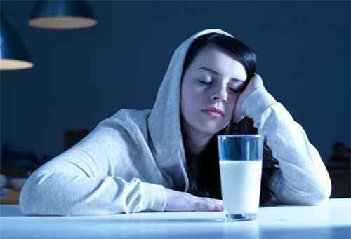 睡前可以喝牛奶吗 晚上能喝牛奶吗 哪些情况不喝牛奶呢