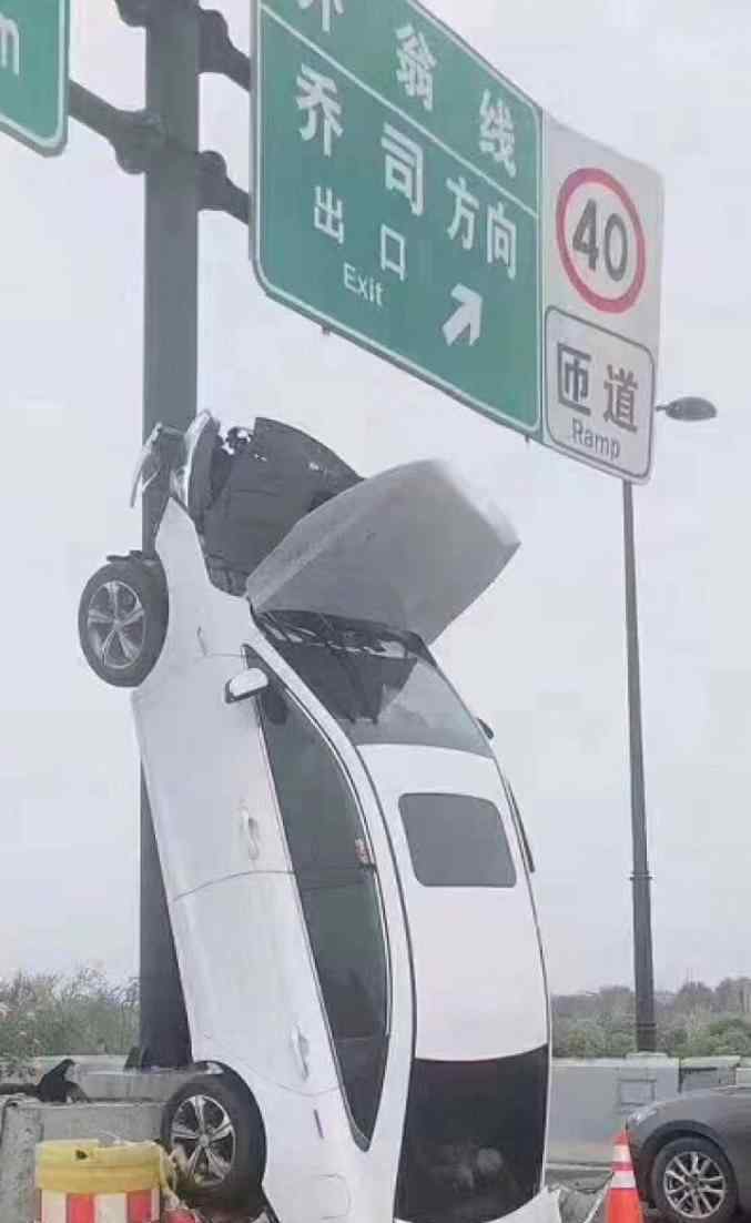 高速公路指示牌 绝了！26岁女司机把车开到了高速公路指示牌上！警方通报来了