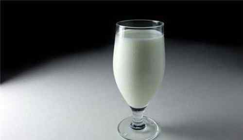 睡前可以喝牛奶吗 晚上能喝牛奶吗 哪些情况不喝牛奶呢