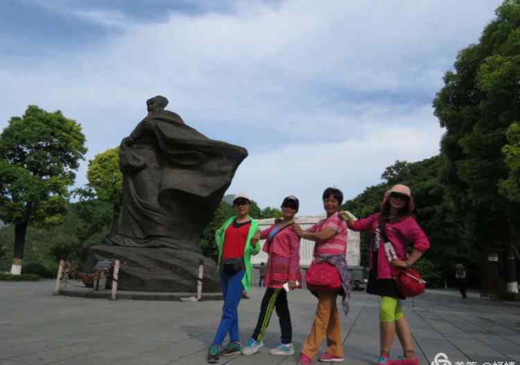 白帝城位于 白帝城位于重庆奉节县瞿塘峡口的长江北岸，奉节东白帝山上，三峡的著名游览胜地。