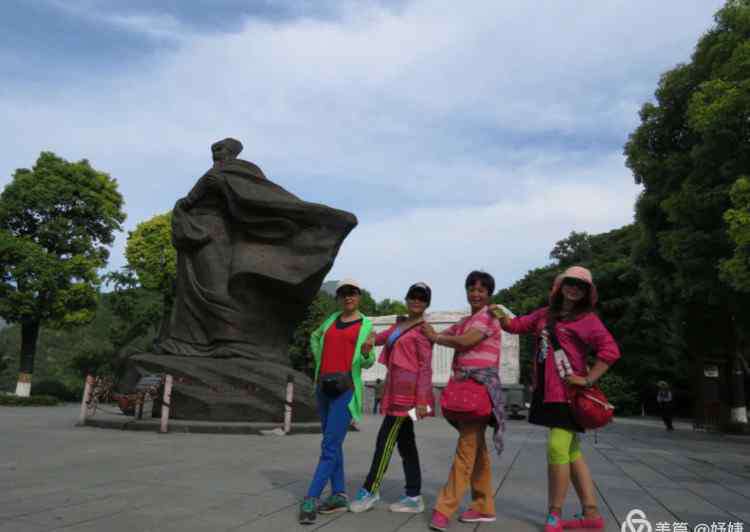 白帝城位于 白帝城位于重庆奉节县瞿塘峡口的长江北岸，奉节东白帝山上，三峡的著名游览胜地。