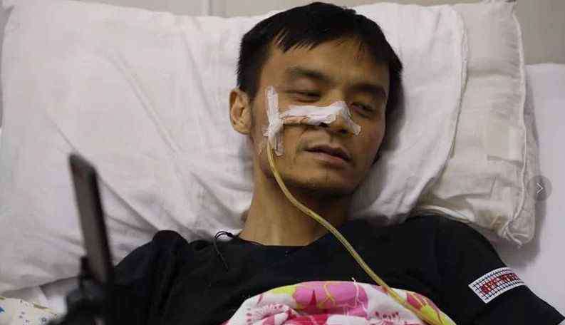 刘凌峰 这位武汉中年男子的故事看哭了许多人：生活的洪流里，多少人都在默默硬撑着……