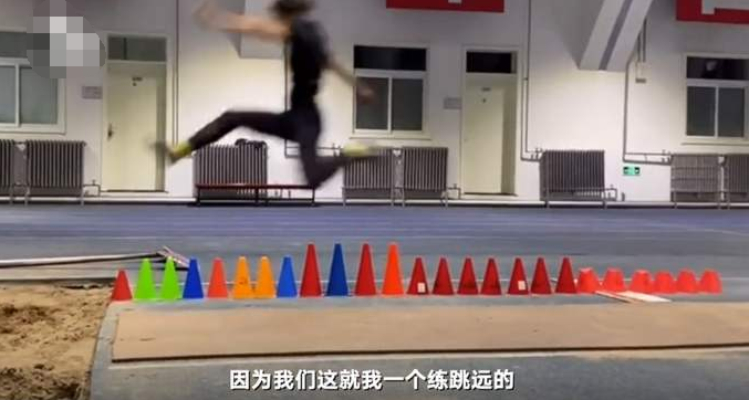 北京大一女生跳远能在空中“走”4步 网友看完视频连连惊叹这是飞起来了