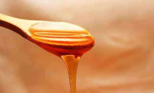 冲蜂蜜水的温度多少度刚好 天然滋养食品蜂蜜用多少度的水冲效果最好?冷水还是热水?可以放冰箱保存吗?