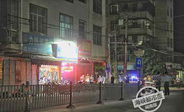 福建泉州分手门 福建泉州一女子当街被捅身亡孩子哭喊“妈妈”，行凶者被控制