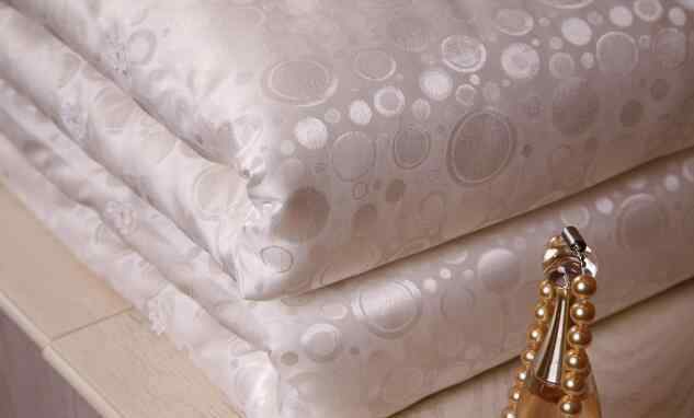 丝绸棉被 丝绸棉被的特点 丝绸棉被怎么存放
