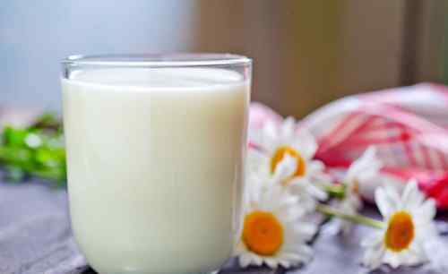 牛奶能洗脸吗 过期的牛奶能洗脸吗 牛奶过期后还有哪些用途