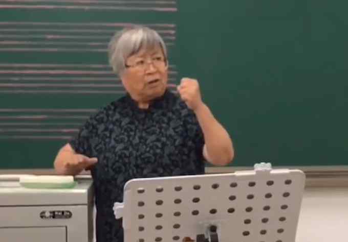 76岁女教授激情指挥大合唱 网友：奶奶太可爱了