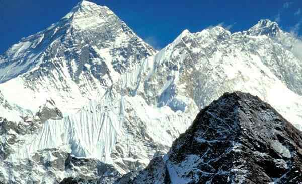 中国关闭珠穆朗玛峰通道 尼泊尔发布登山禁令 珠穆朗玛峰禁止攀登