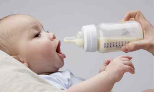 纯奶粉喂养一个月几桶 婴儿一个月吃多少罐奶粉 奶粉之间有什么区别
