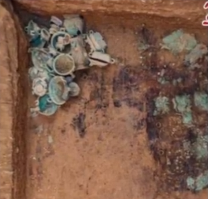 山西垣曲发现周代高级贵族墓葬群 带铭文铜器引关注 网友求“翻译”