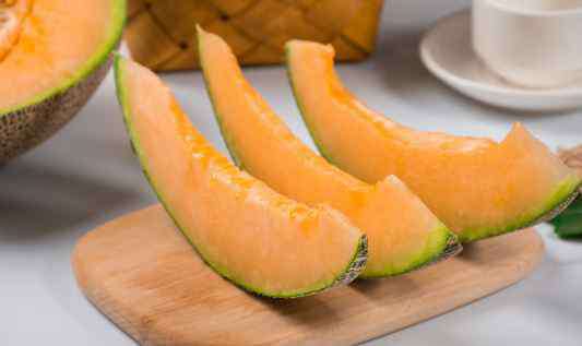 哈密瓜的功效 哈密瓜的功效与作用有哪些？不能和什么一起吃？是热性还是凉性水果？