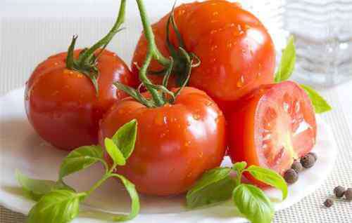 吃西红柿可以祛斑吗 菜中之果西红柿汁能祛斑吗?怎么祛斑有效?生吃还是熟吃好?