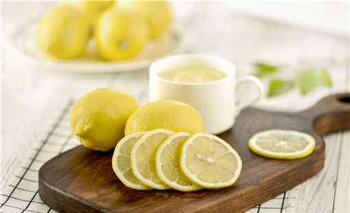 柠檬和蜂蜜泡水喝有什么好处 “美白饮品”蜂蜜柠檬水的功效有哪些？早上可以喝吗？（附详细做法与食用禁忌）