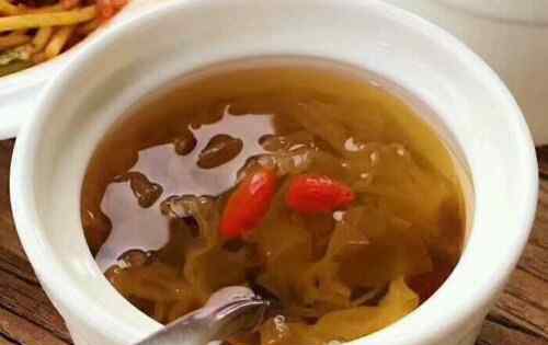 银耳雪梨红枣汤的禁忌 “平民燕窝”银耳汤怎么做？功效禁忌有哪些？可以天天吃或隔夜吃吗？