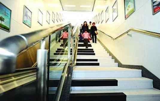 钢琴楼梯被霸占 西安地铁钢琴楼梯在哪里 钢琴楼梯被霸占还能用吗