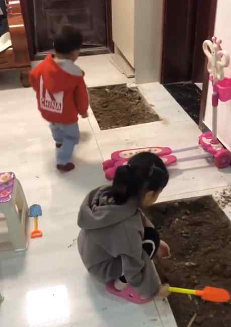 “拆家”式哄娃！家长掀开家中地板砖让孩子挖土玩耍？父母解释
