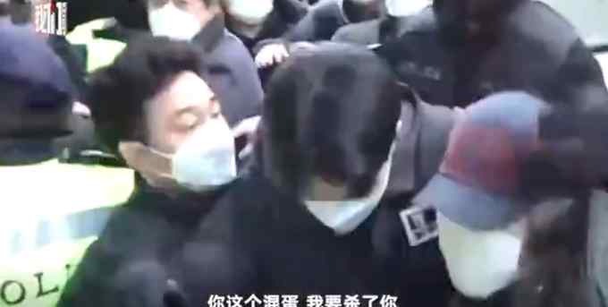 韩国“素媛案”罪犯到家画面曝光 警察堵门保护 民众大喊“我要杀了他”