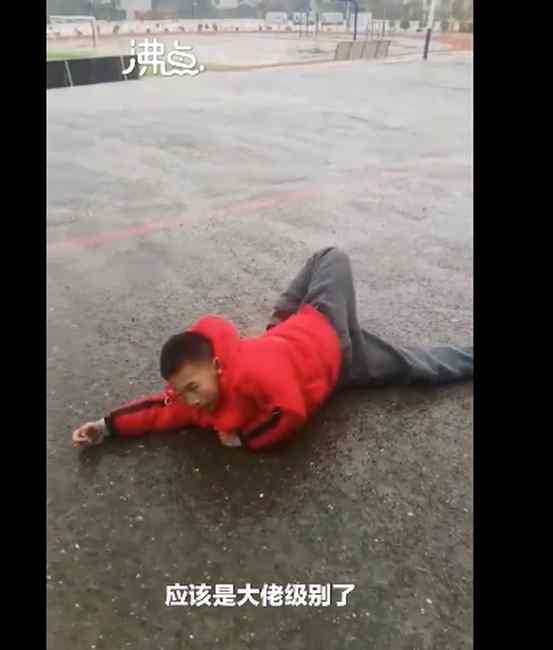 湖南一10岁小男孩体育课上打醉拳拳法老练 网友：这下在班上地位稳了