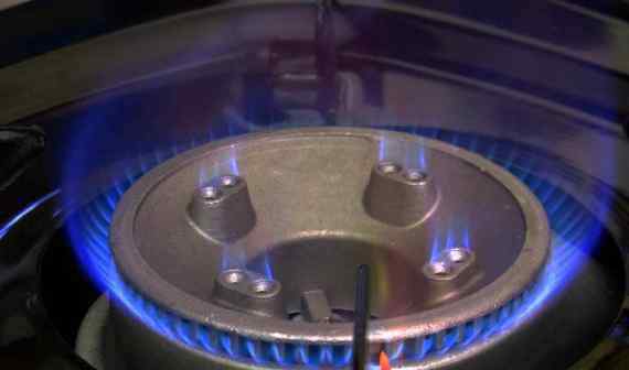煤气灶火焰发红怎么调 煤气灶的火发红是为什么