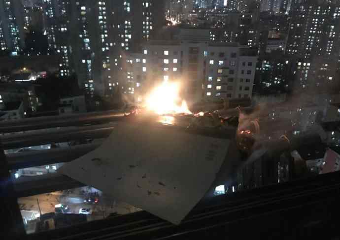 辅导作业情绪失控 上海这位爸爸点燃练习簿扔下楼 差点烧了邻居家！