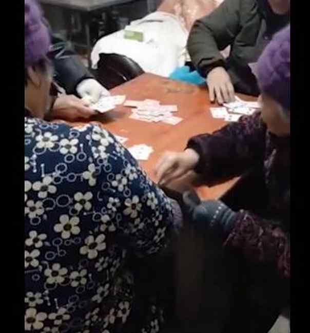 太有爱！80岁姐姐和77岁妹妹换牌作弊骗老伴 不经意间手就偷偷塞在桌子下面