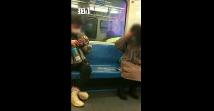 女生乘地铁坐下瞬间羽绒服“炸”了 旁边小伙头上脸上都是毛 网友笑喷