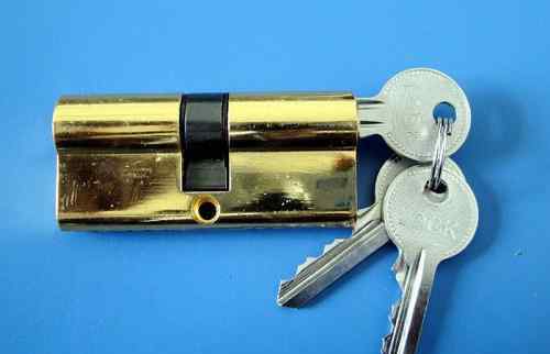 锁芯转不动小窍门 钥匙转不动锁芯怎么办