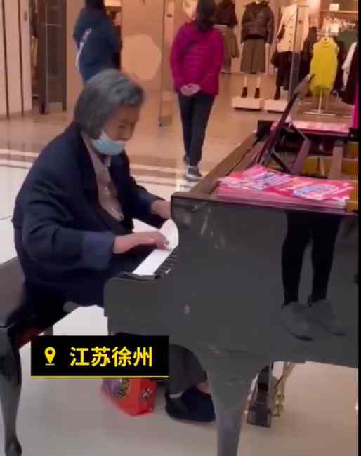 有天分！78岁老人商场弹钢琴被赞小公主：孤儿院长大 全靠自学