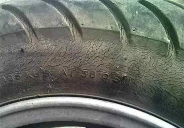 车胎爆胎 汽车爆胎前的3个征兆，如果出现2个还不换新轮胎，就等着后悔吧！