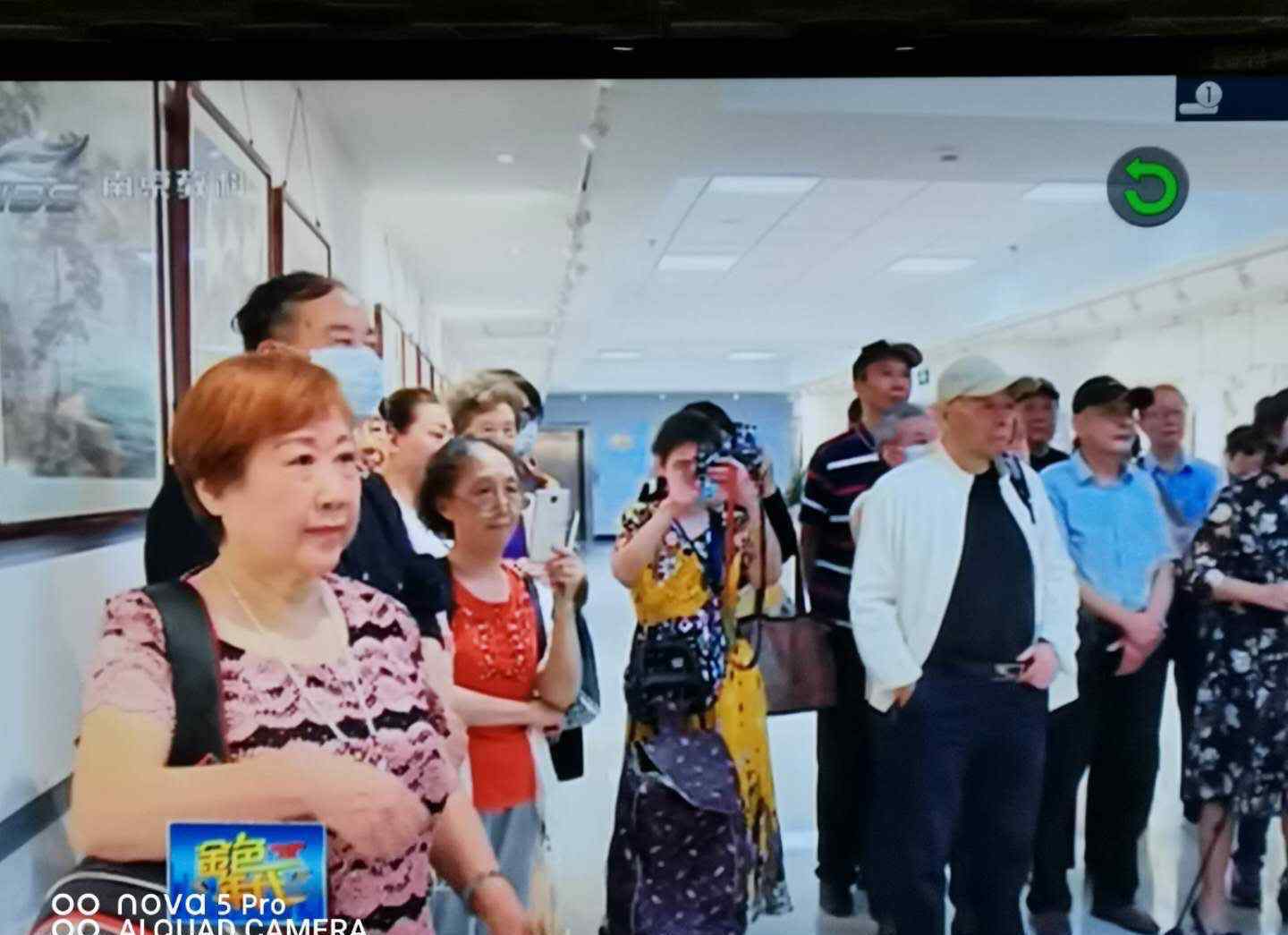 南京电视台生活频道 南京电视台生活频道金色年代播出画展画面