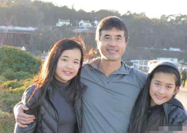 陈冲老公是谁 57岁陈冲家庭近照，老公长相一般，俩女儿却一个比一个漂亮！