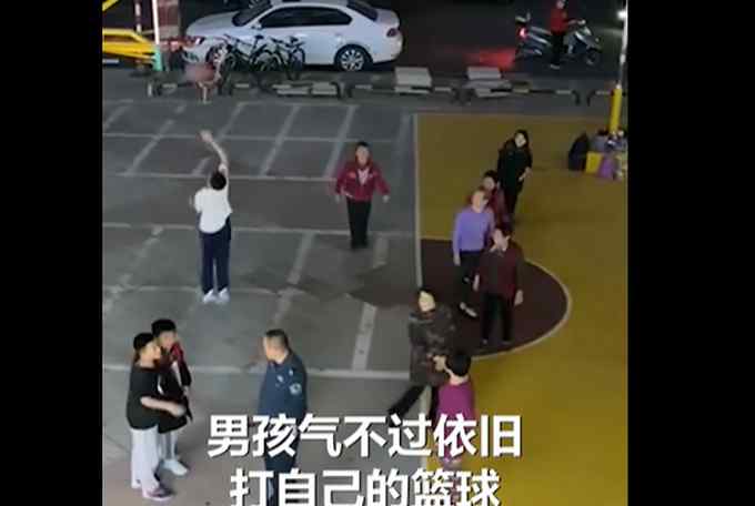 篮球场上不让打篮球？广场舞大妈为占篮球场围住打球男孩