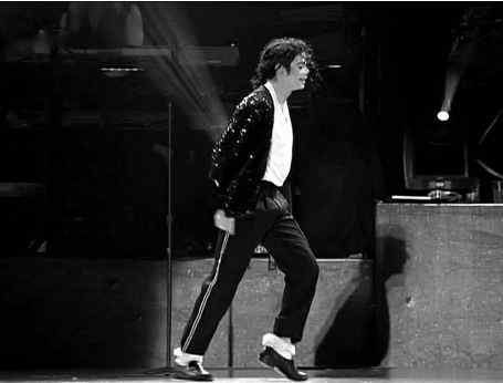 迈克尔杰克逊的太空步 历史上的今天——1983年5月16日，迈克尔杰克逊首次展示他的太空步