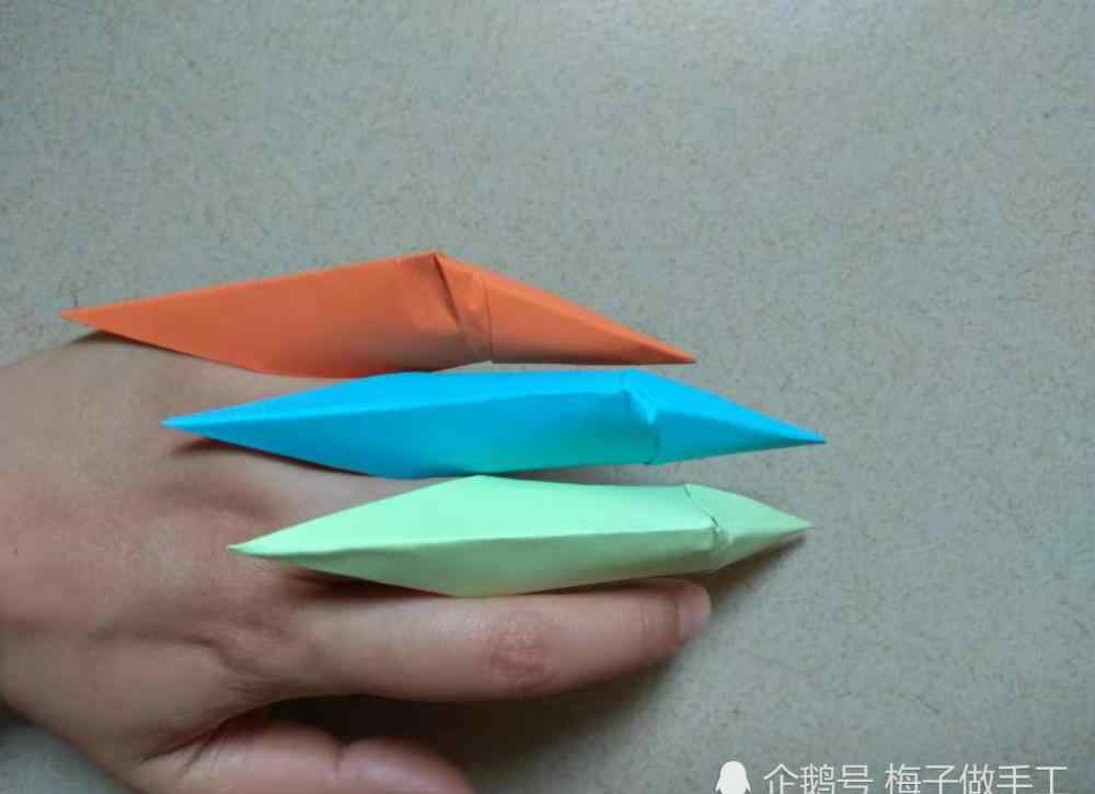 爪子的折法 儿童手工折纸：套在手指上的龙爪子怎么折？给宝宝做个折纸玩具！