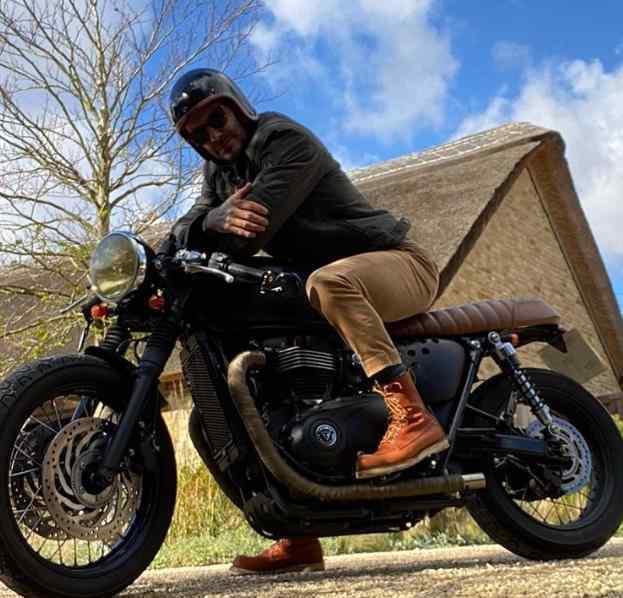 贝克汉姆的摩托车 45岁贝克汉姆积极健身重变型男，穿马丁靴骑重型摩托，尽显男人味