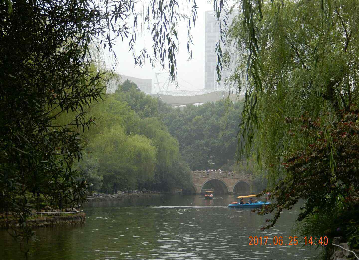 蒙蒙细雨意境的诗句 天空中飘着蒙蒙细雨，很有点烟雨江南的韵致，充满诗意。