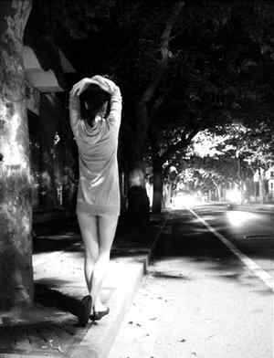上海裸拍女 上海女子就街头掀裙裸拍致歉 专家称其低俗至极