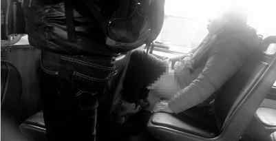 美女脱裤头 20岁美女公车内当众脱裤小便 司机打扫干净
