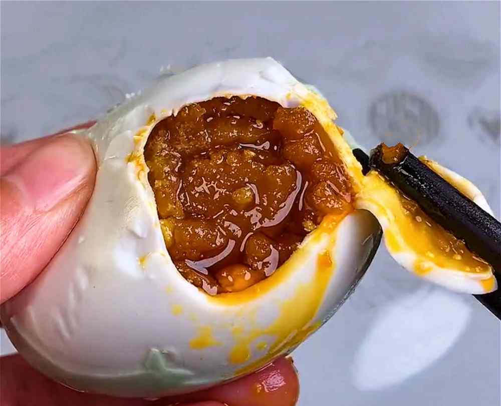 腌鸭蛋出油最好的方法 教你用了30年腌鸭蛋方法，配方步骤详细，个个起沙流油，值得学