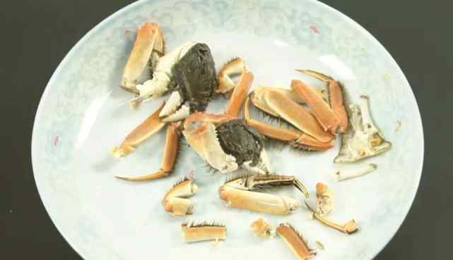 螃蟹怎么吃图解 螃蟹蒸好了，很多人竟然吃错了，手把手教你正确吃螃蟹