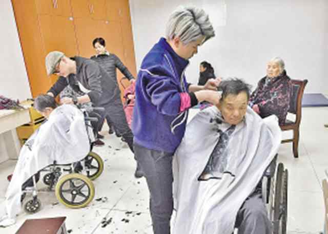 发型师qq群 这群“80后”理发师 每月免费上门为老人理发