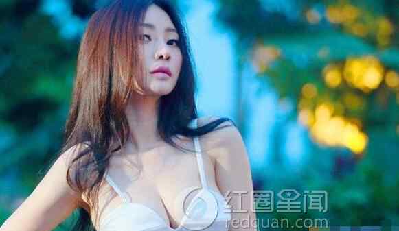 柳岩走光照 柳岩节目中下腰胸部走光 柳岩的胸口到底有多大
