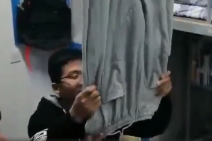 有意思！高校学生拿冻住的裤子当“武器” 网友笑喷了