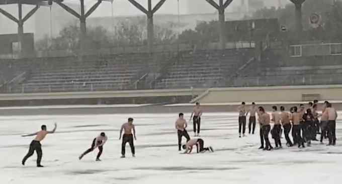 高校男生在雪中光膀子打雪仗 画面太燃了！网友：冷不冷？