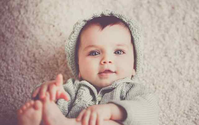 一个月婴儿聪明的表现 宝宝是否智商高，婴儿期就能看出来，有几类表现长大是个聪明娃