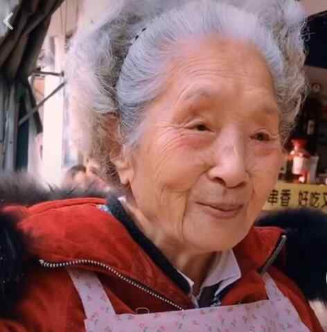 98岁奶奶成网红 98岁奶奶成网红原因是什么 性格超好外加吃货本尊受追捧
