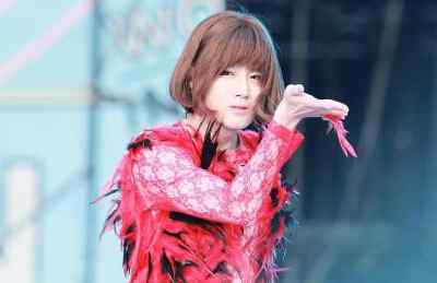 金俊绵家庭背景 exo队长金俊勉Smtown演唱会女装惊艳众人 揭其家境背景个人资料