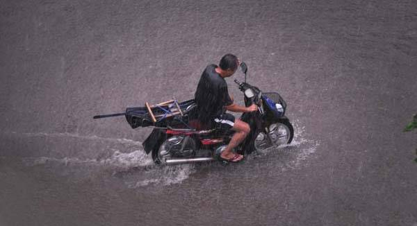 骑摩托车雨衣应该选择哪一种？如果你也骑车……